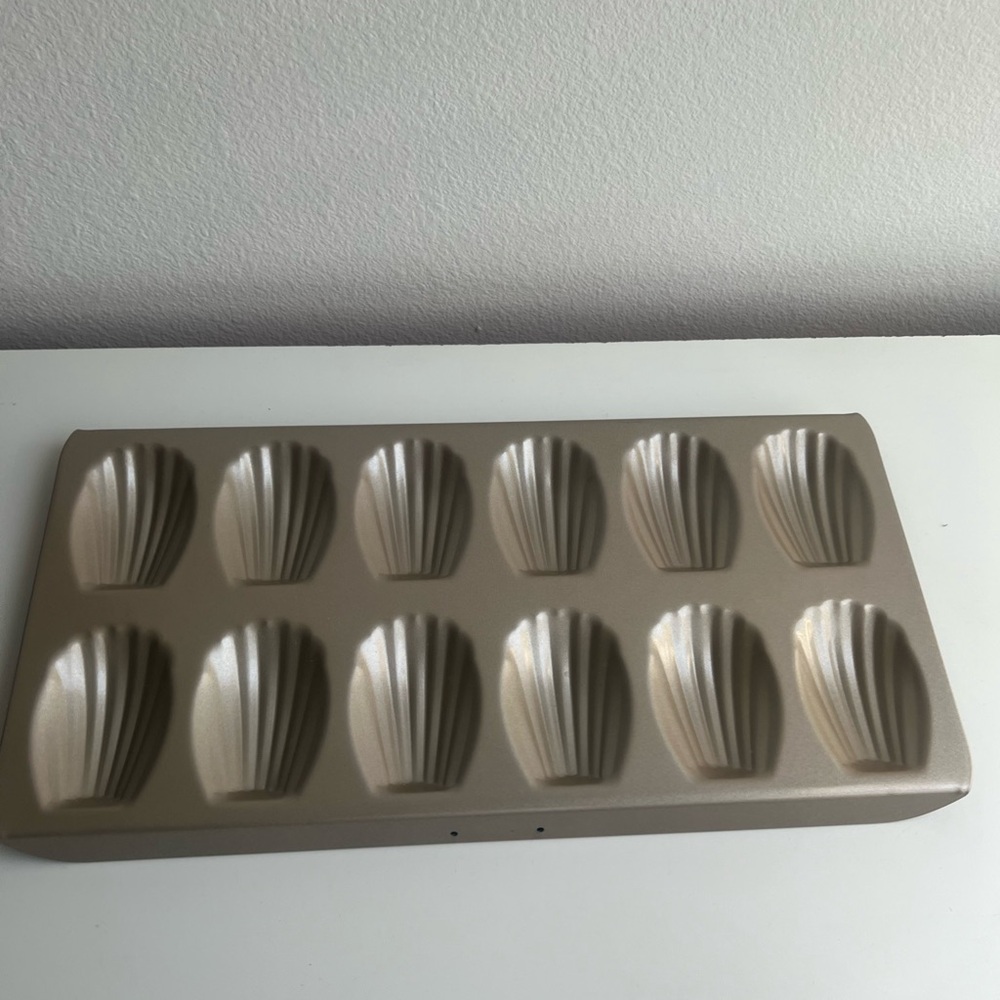 Madeleine Pan - Metallic Champagne Nonstick Shell Mold